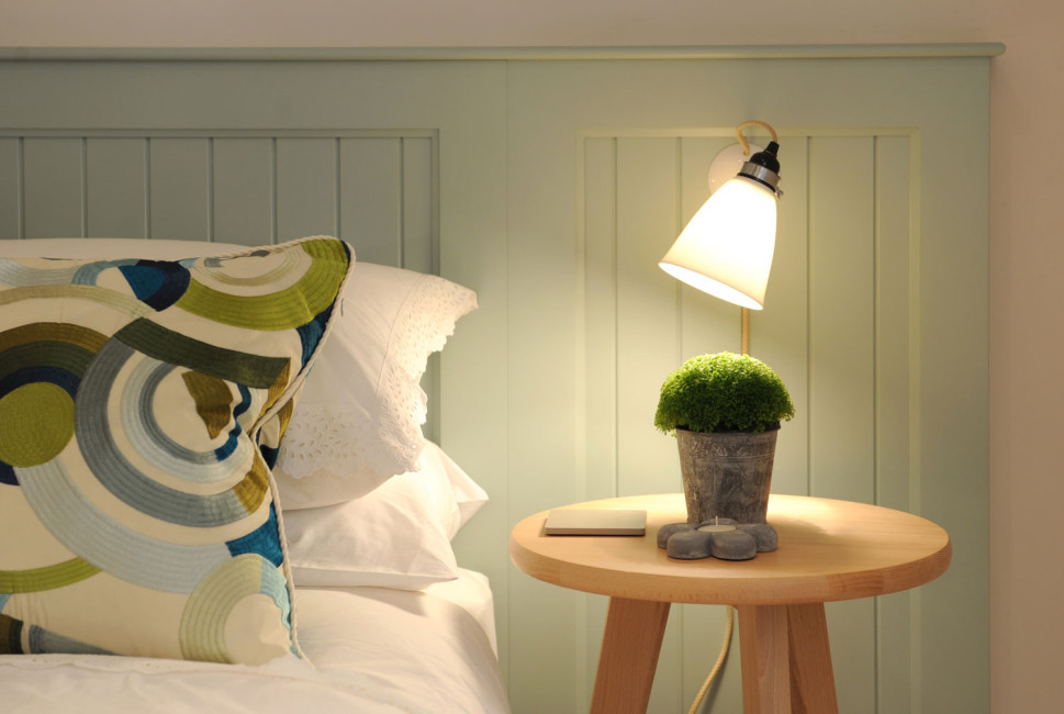 Стильный дизайн: гостевая спальня среднего размера, (комната для гостей) в современном стиле с белыми стенами - последний тренд