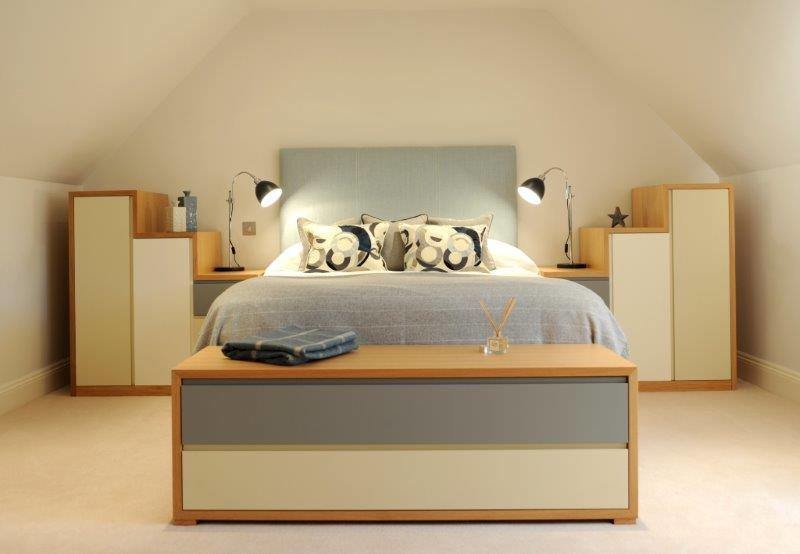 Idee per una camera da letto minimal di medie dimensioni con pareti bianche, moquette e pavimento beige