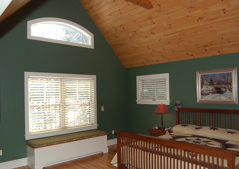 Diseño de dormitorio principal clásico de tamaño medio sin chimenea con paredes verdes y suelo de madera en tonos medios