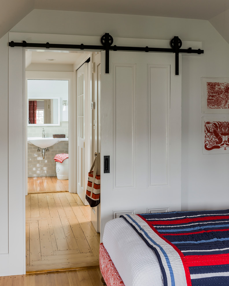 Пример оригинального дизайна: гостевая спальня (комната для гостей) в морском стиле с светлым паркетным полом
