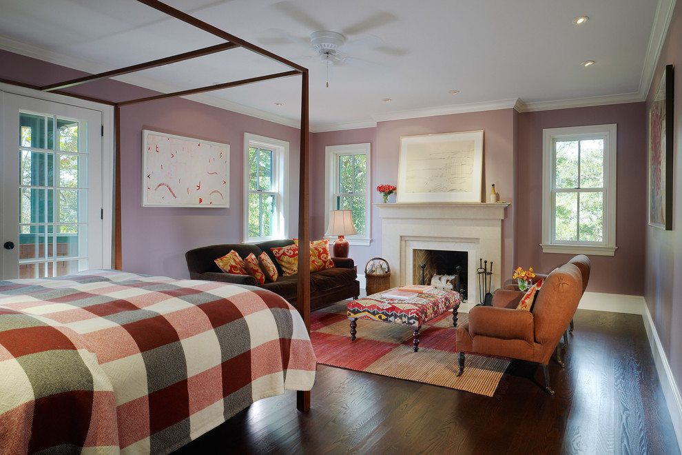 Inspiration pour une chambre parentale avec un mur violet, une cheminée standard et un manteau de cheminée en pierre.