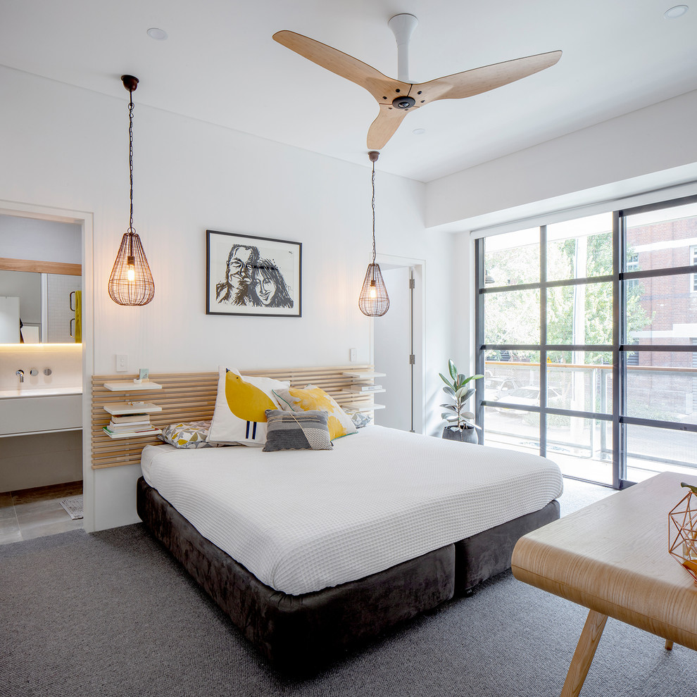 Пример оригинального дизайна: спальня в современном стиле с белыми стенами, ковровым покрытием и серым полом