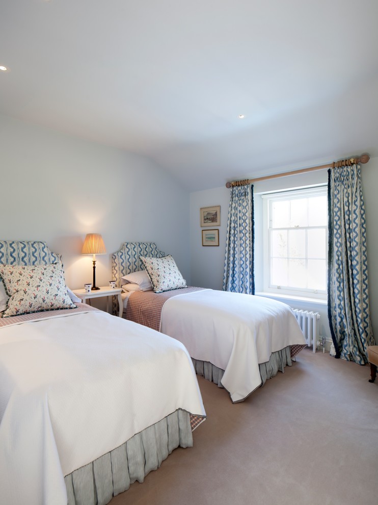 Modernes Gästezimmer mit blauer Wandfarbe und Teppichboden in Gloucestershire