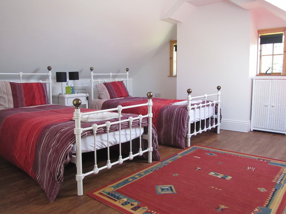 他の地域にある中くらいなカントリー風のおしゃれな客用寝室 (ピンクの壁、竹フローリング、暖炉なし) のインテリア
