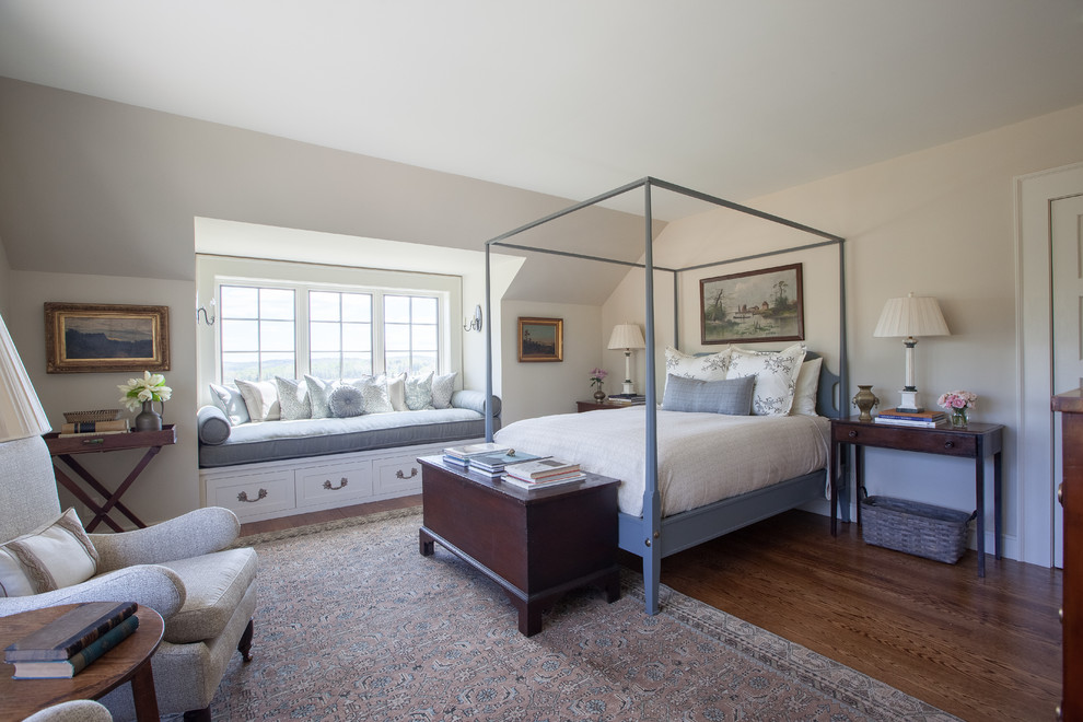 他の地域にあるトラディショナルスタイルのおしゃれな寝室 (白い壁、無垢フローリング、茶色い床、グレーとブラウン) のインテリア