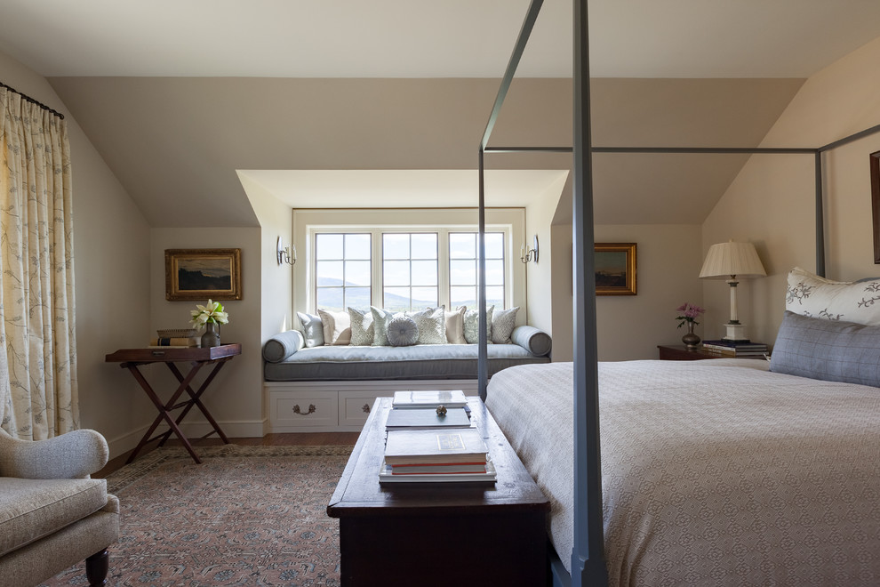 Ispirazione per una camera da letto tradizionale con pareti bianche, pavimento in legno massello medio e pavimento marrone