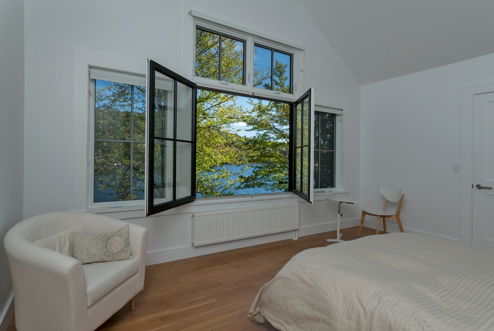 Свежая идея для дизайна: хозяйская спальня в современном стиле с белыми стенами и светлым паркетным полом без камина - отличное фото интерьера