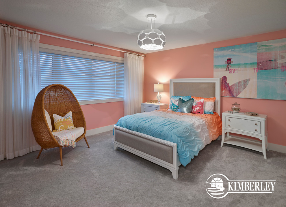 Стильный дизайн: большая гостевая спальня (комната для гостей) в морском стиле с розовыми стенами и ковровым покрытием - последний тренд