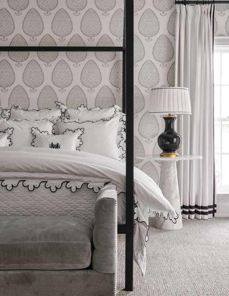 Inspiration pour une chambre avec moquette traditionnelle avec un mur blanc et un sol blanc.