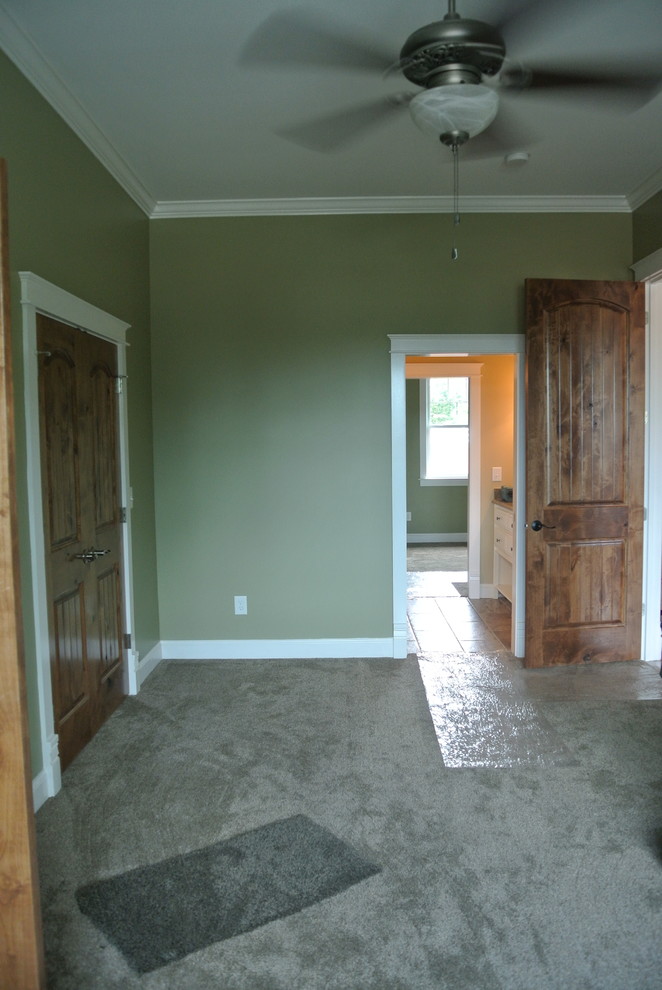Réalisation d'une chambre craftsman de taille moyenne avec un mur vert et aucune cheminée.
