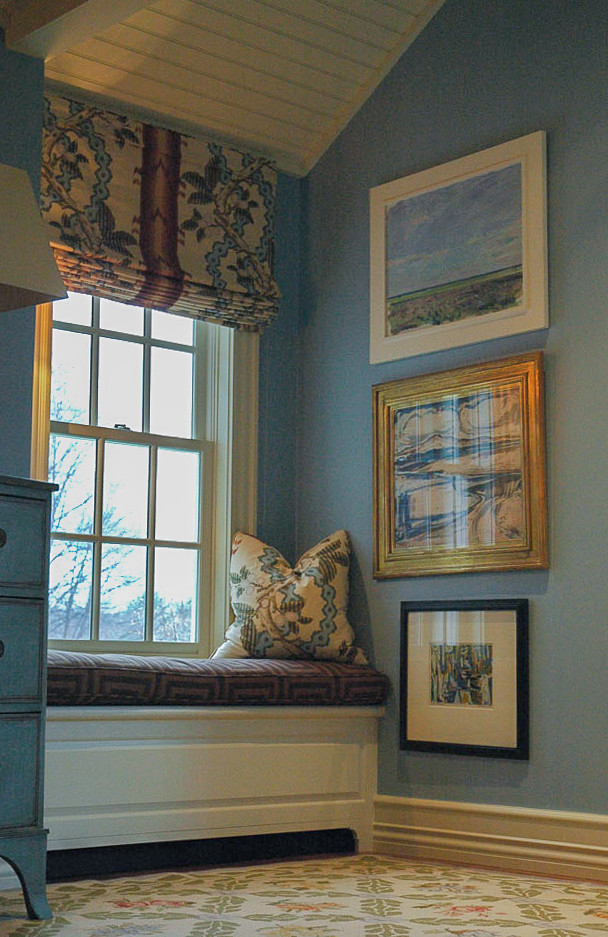 Ejemplo de dormitorio principal clásico de tamaño medio sin chimenea con paredes azules, moqueta y suelo multicolor