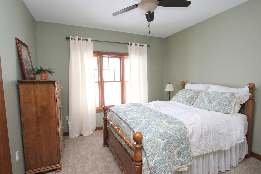 Imagen de habitación de invitados clásica renovada pequeña sin chimenea con paredes verdes, moqueta y suelo beige