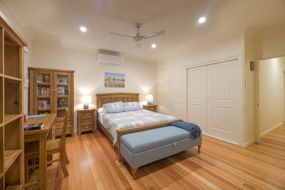 Стильный дизайн: большая хозяйская спальня в стиле кантри с бежевыми стенами и светлым паркетным полом - последний тренд