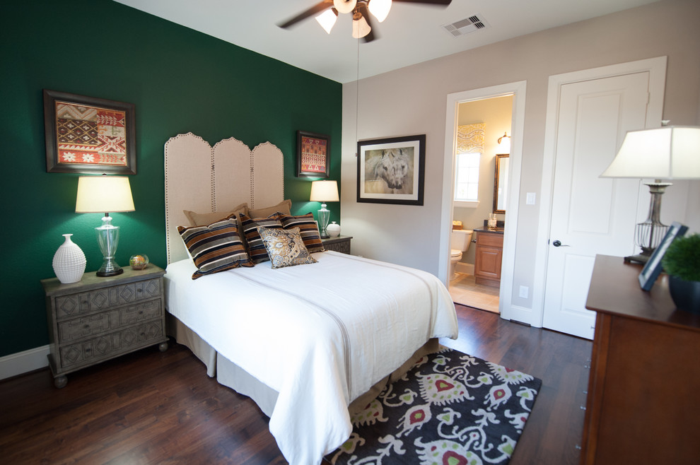 ヒューストンにある中くらいなコンテンポラリースタイルのおしゃれな客用寝室 (緑の壁、濃色無垢フローリング) のレイアウト