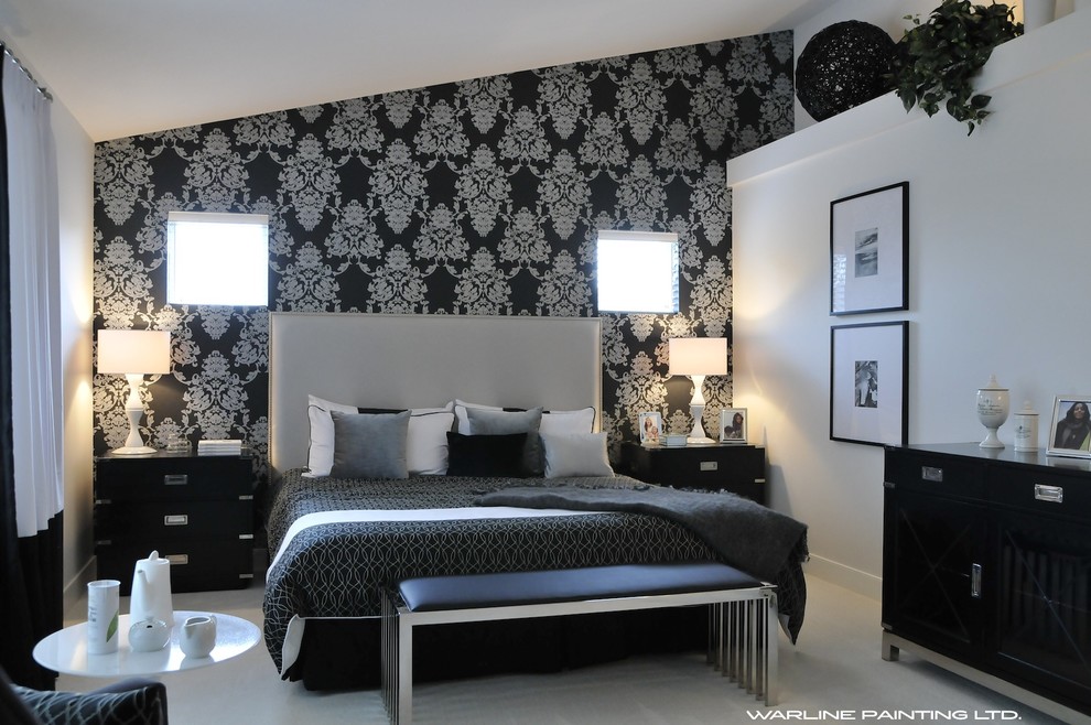 Inspiration för ett sovrum, med flerfärgade väggar och heltäckningsmatta