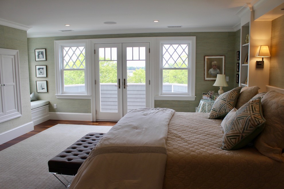 На фото: хозяйская спальня в стиле неоклассика (современная классика) с зелеными стенами, полом из ламината и белым полом без камина