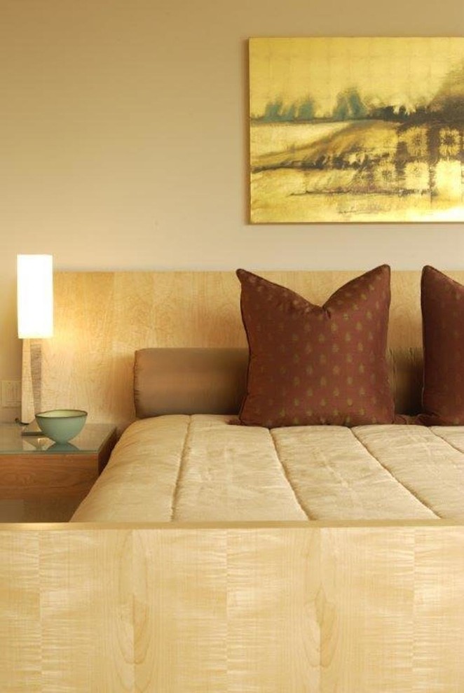 Свежая идея для дизайна: хозяйская спальня среднего размера в классическом стиле с бежевыми стенами - отличное фото интерьера