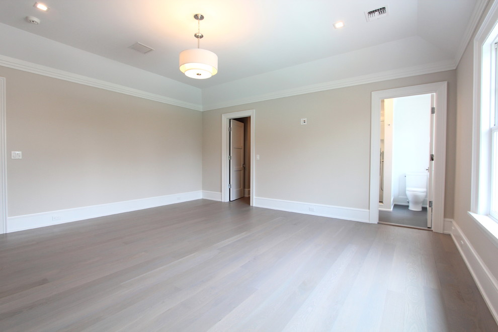 Cette photo montre une grande chambre d'amis tendance avec un mur beige, parquet clair, aucune cheminée et un sol beige.