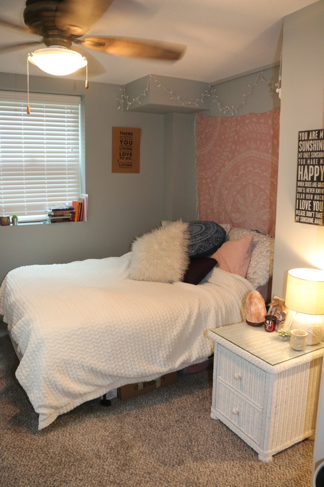 Modelo de habitación de invitados moderna de tamaño medio sin chimenea con paredes grises, moqueta y suelo beige