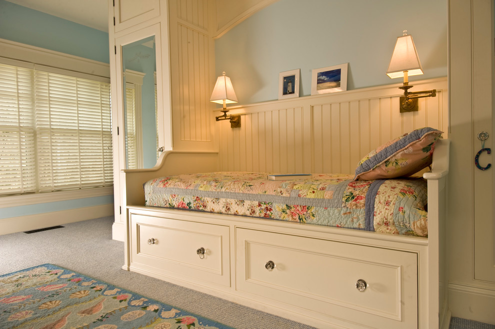 ブリッジポートにあるトラディショナルスタイルのおしゃれな客用寝室 (カーペット敷き、暖炉なし) のインテリア
