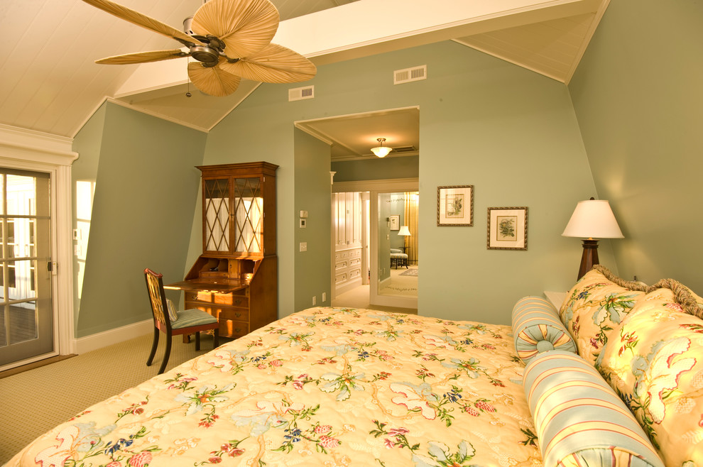ブリッジポートにあるトラディショナルスタイルのおしゃれな寝室 (青い壁、カーペット敷き)