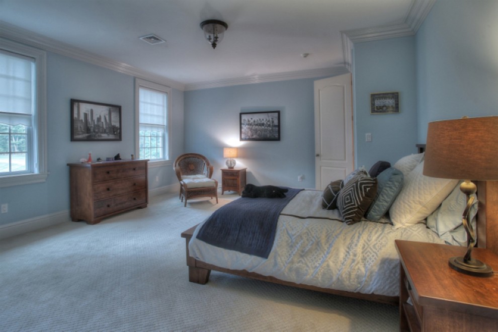 Источник вдохновения для домашнего уюта: большая хозяйская спальня в классическом стиле с синими стенами, ковровым покрытием и бежевым полом без камина