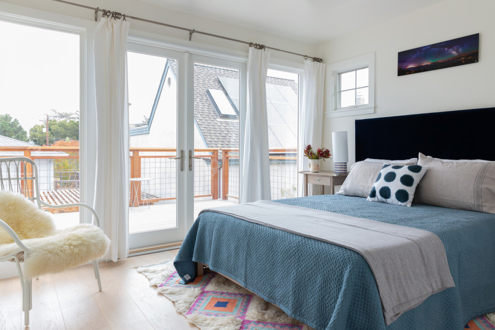 Esempio di una camera degli ospiti costiera di medie dimensioni con pareti bianche, parquet chiaro e pavimento beige