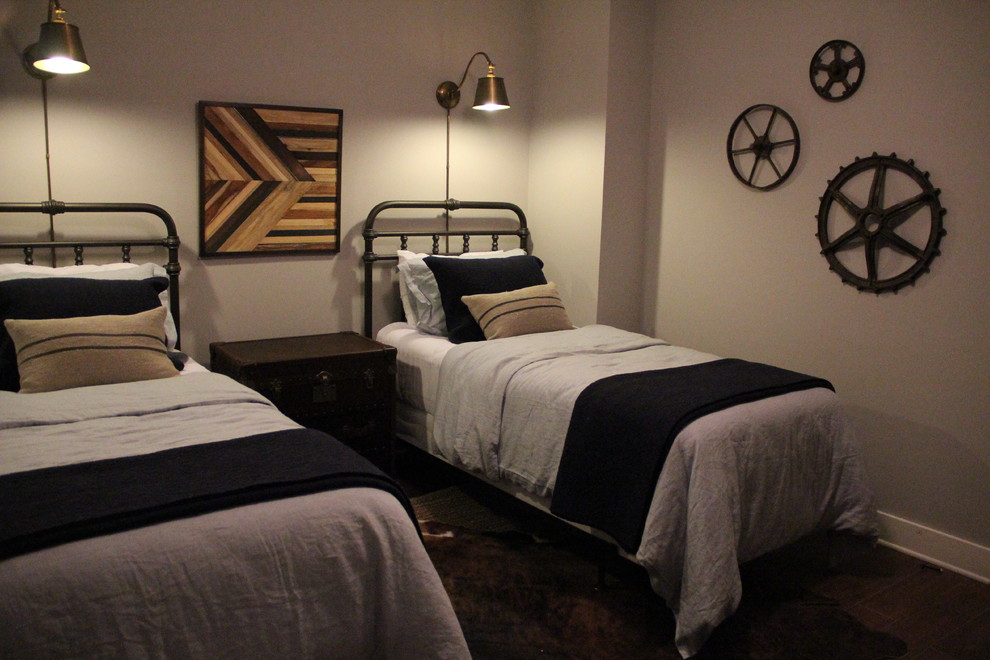 На фото: маленькая гостевая спальня (комната для гостей) в стиле рустика с серыми стенами и полом из керамогранита без камина для на участке и в саду