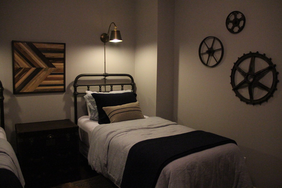 На фото: маленькая гостевая спальня (комната для гостей) в стиле рустика с серыми стенами и полом из керамогранита для на участке и в саду с