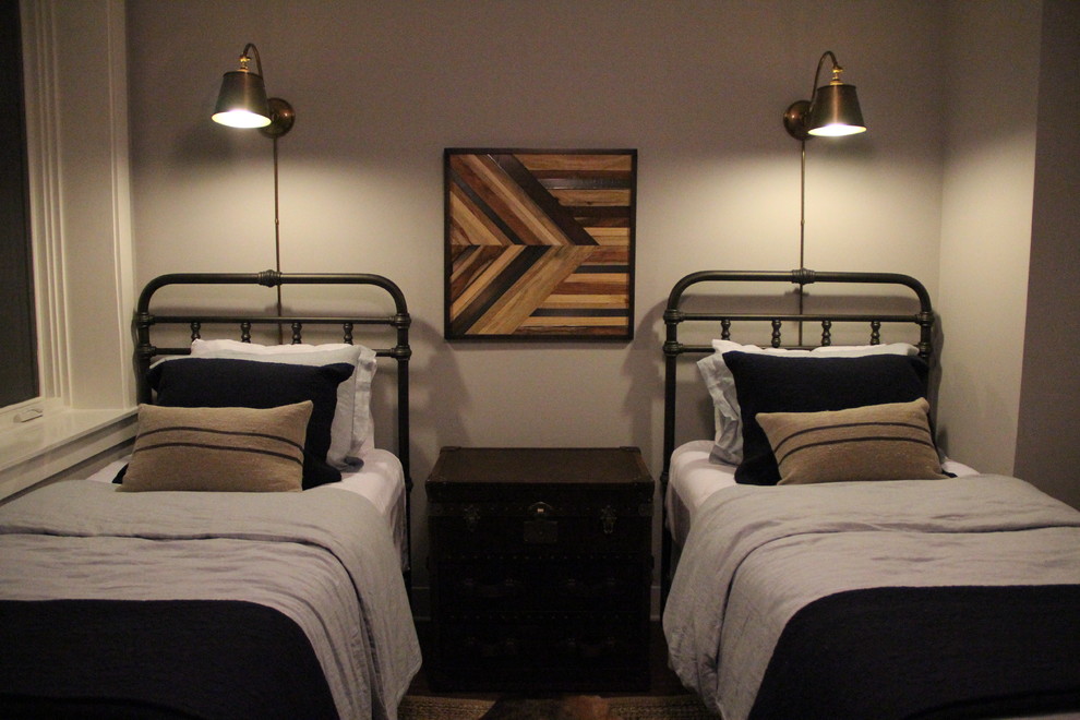 На фото: маленькая гостевая спальня (комната для гостей) в стиле рустика с серыми стенами и полом из керамогранита для на участке и в саду с