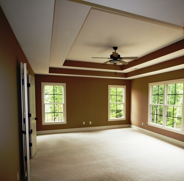 Foto di una camera degli ospiti classica di medie dimensioni con pareti marroni, moquette, nessun camino e pavimento beige