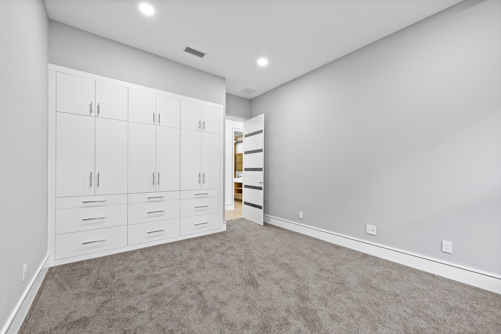 Свежая идея для дизайна: гостевая спальня среднего размера, (комната для гостей) в стиле модернизм с серыми стенами, ковровым покрытием и серым полом - отличное фото интерьера