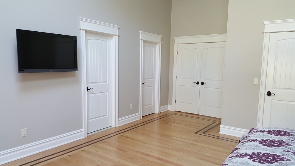 Diseño de dormitorio principal clásico renovado de tamaño medio sin chimenea con paredes beige y suelo de madera clara