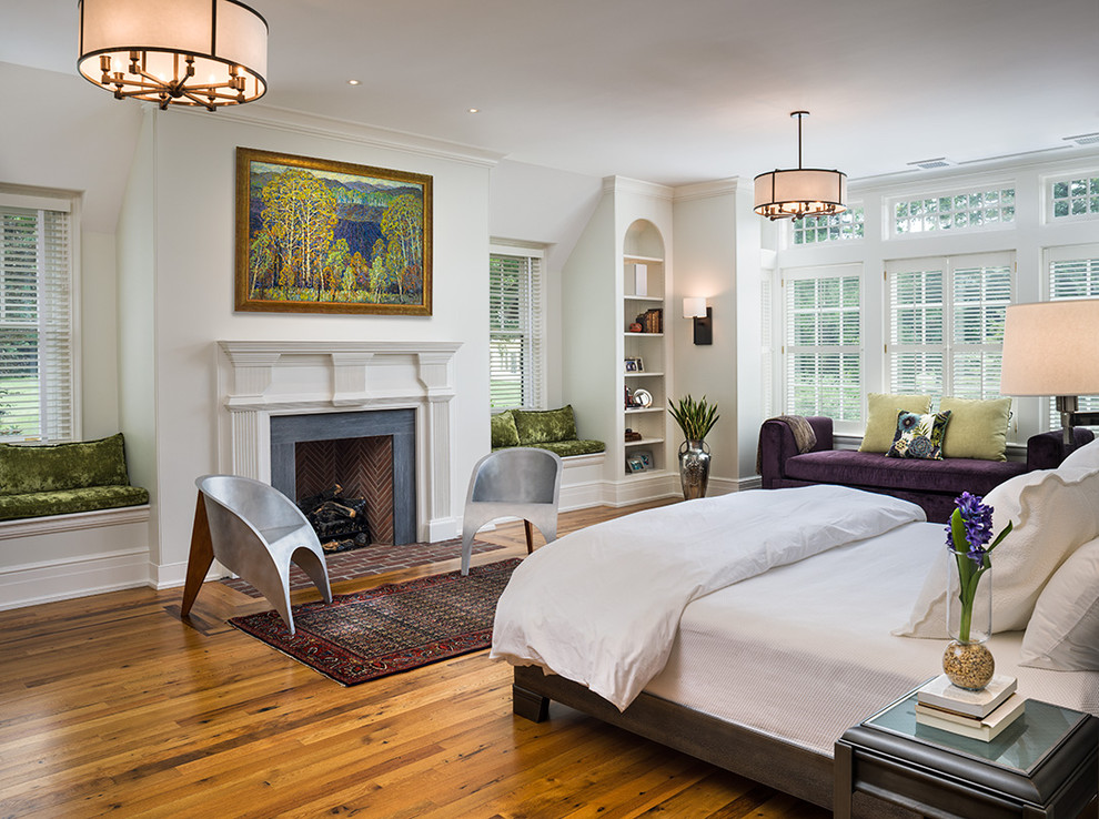 フィラデルフィアにある広いトラディショナルスタイルのおしゃれな主寝室 (白い壁、無垢フローリング、標準型暖炉、石材の暖炉まわり、茶色い床) のレイアウト