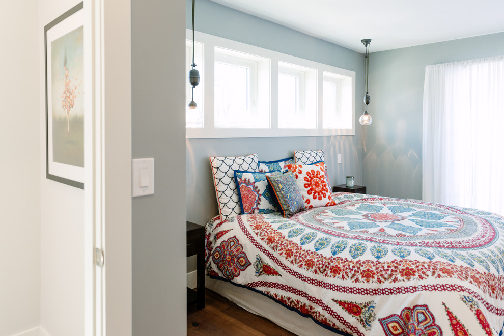 デトロイトにある中くらいなトランジショナルスタイルのおしゃれな主寝室 (グレーの壁、無垢フローリング、茶色い床) のレイアウト