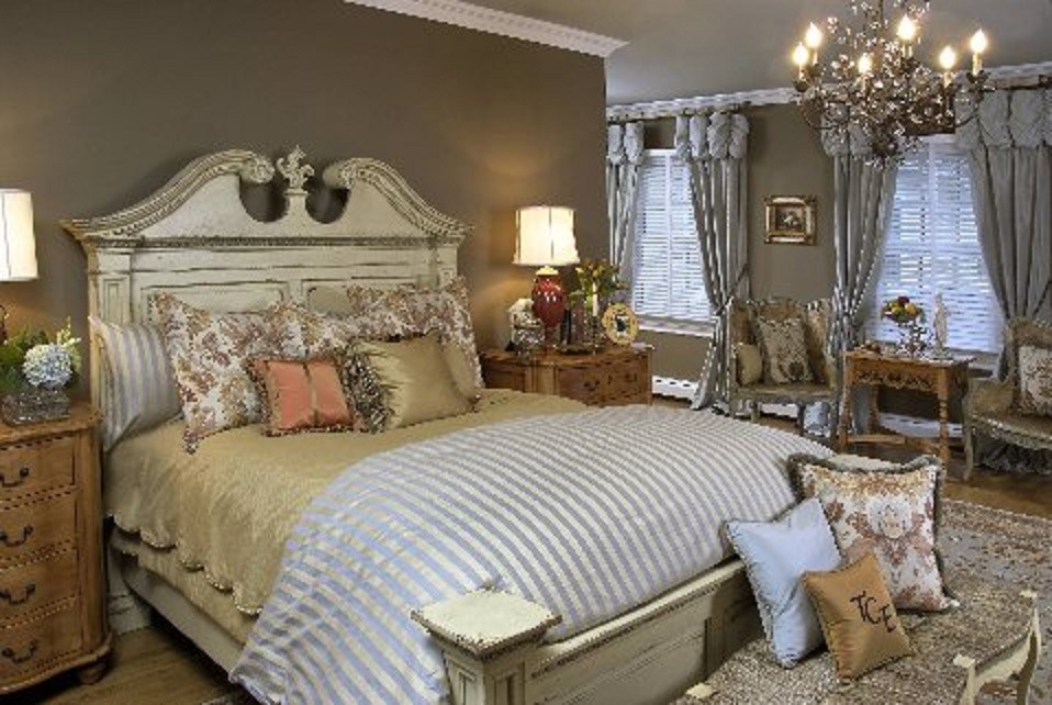 Стильный дизайн: большая хозяйская спальня в классическом стиле с серыми стенами и светлым паркетным полом - последний тренд