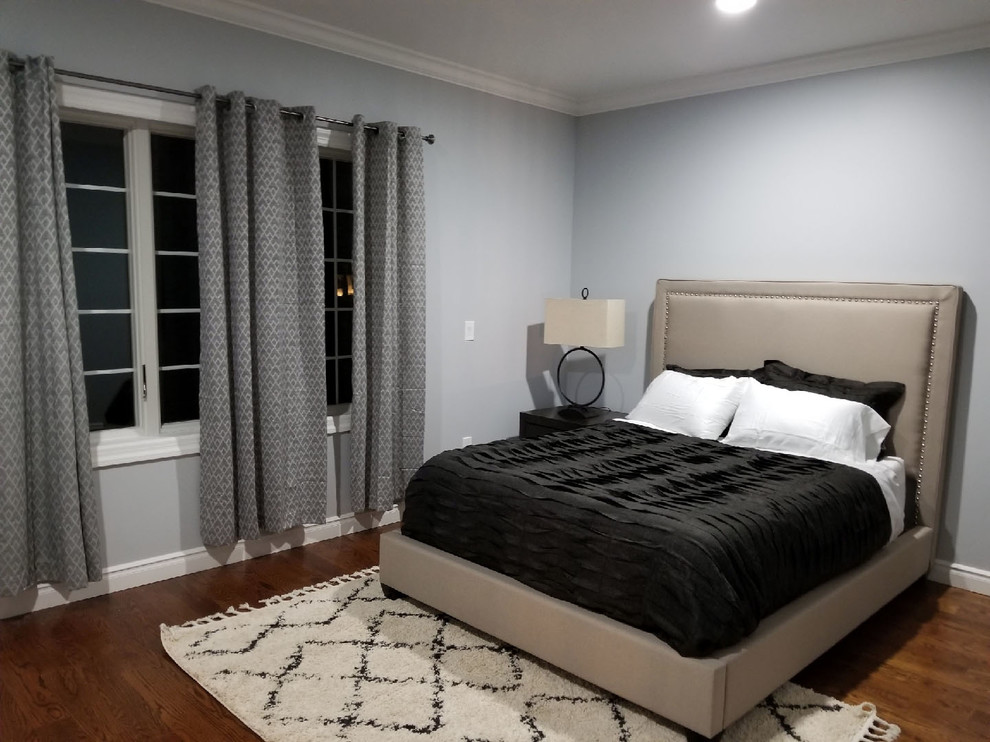 Großes Modernes Hauptschlafzimmer mit grauer Wandfarbe, hellem Holzboden und braunem Boden in Sonstige
