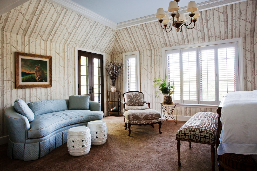 Inspiration pour une grande chambre traditionnelle avec un mur beige, aucune cheminée et un sol marron.