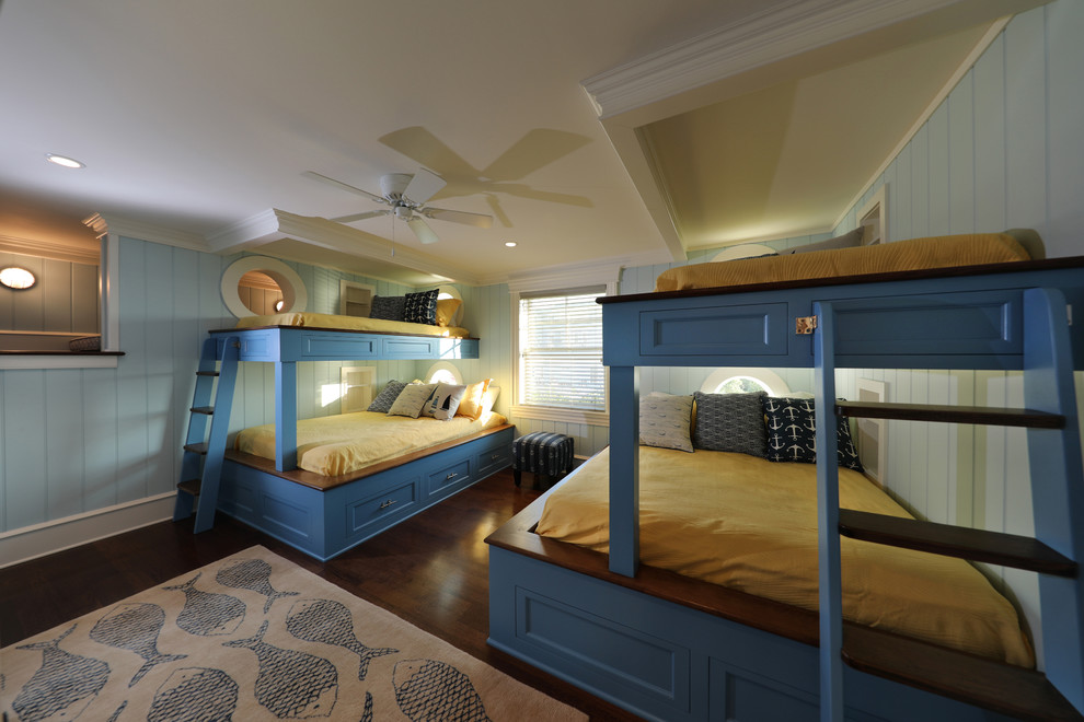 Foto de habitación de invitados marinera de tamaño medio sin chimenea con paredes azules, suelo de madera oscura y suelo marrón