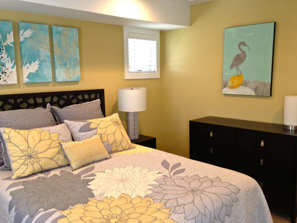На фото: гостевая спальня среднего размера, (комната для гостей) в современном стиле с желтыми стенами и полом из винила с
