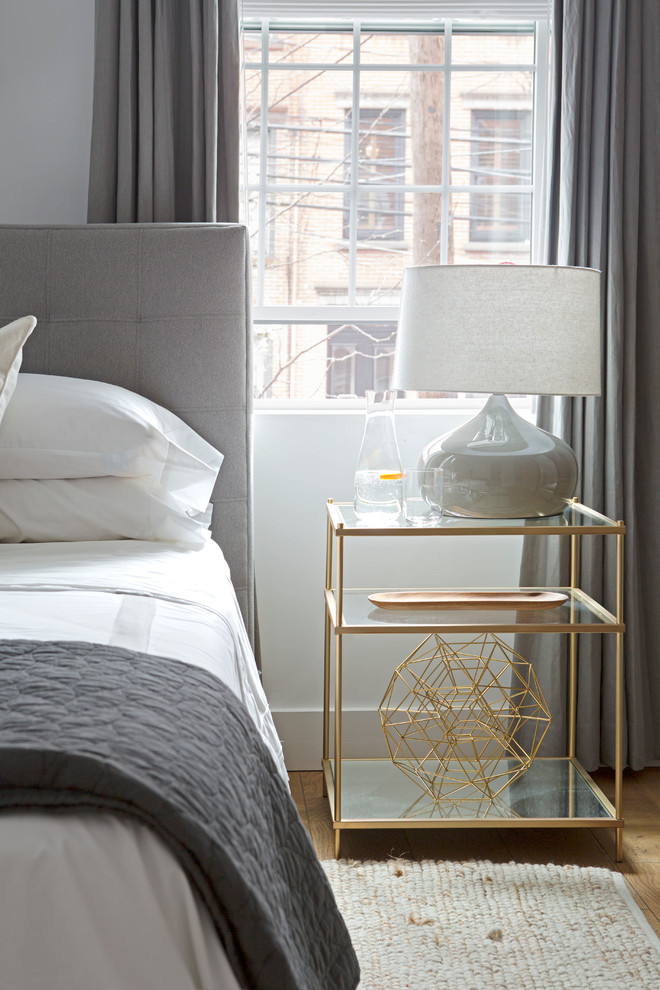 Стильный дизайн: большая хозяйская спальня в стиле ретро с серыми стенами и светлым паркетным полом - последний тренд