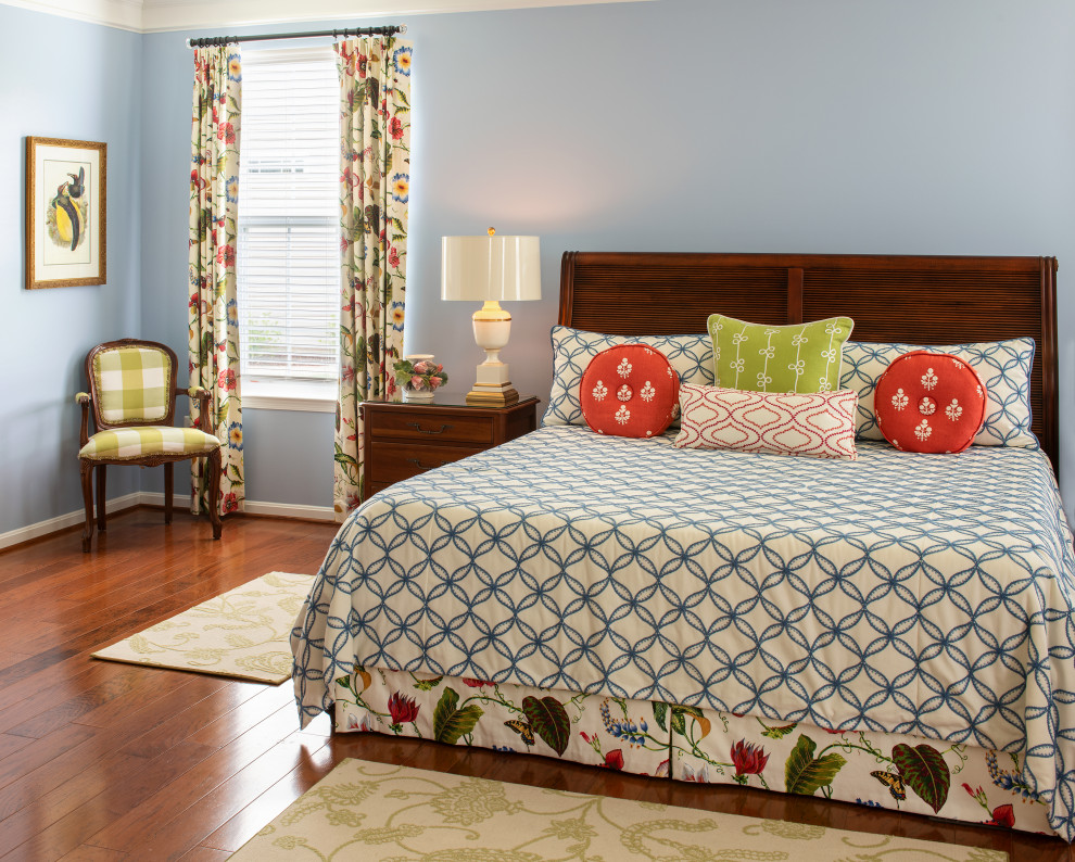 Свежая идея для дизайна: большая спальня в классическом стиле с синими стенами - отличное фото интерьера