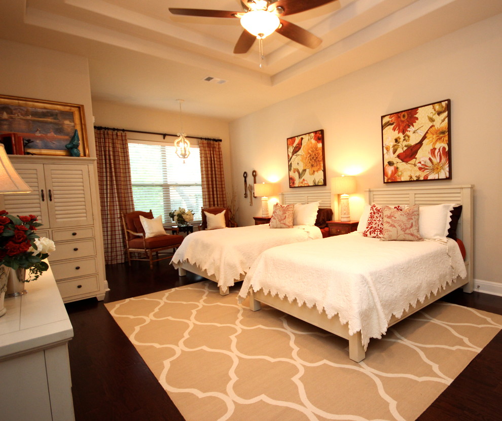 Mittelgroßes Country Gästezimmer ohne Kamin mit beiger Wandfarbe und dunklem Holzboden in Austin