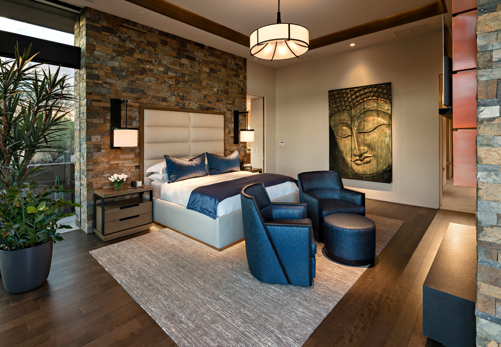 フェニックスにあるコンテンポラリースタイルのおしゃれな主寝室 (ベージュの壁、濃色無垢フローリング、茶色い床)