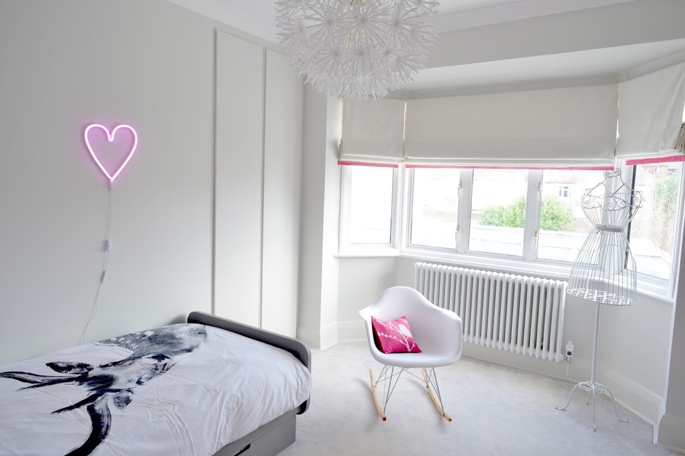 ロンドンにある中くらいなコンテンポラリースタイルのおしゃれな寝室 (白い壁、カーペット敷き、暖炉なし、グレーの床) のインテリア