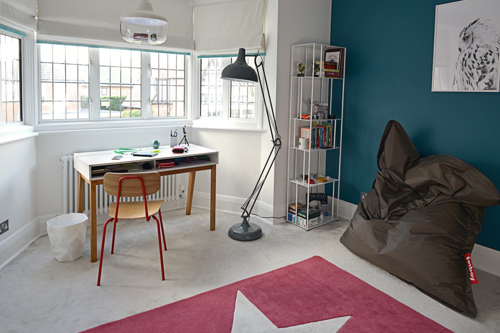 Diseño de dormitorio contemporáneo de tamaño medio sin chimenea con paredes azules, moqueta, suelo gris y con escritorio