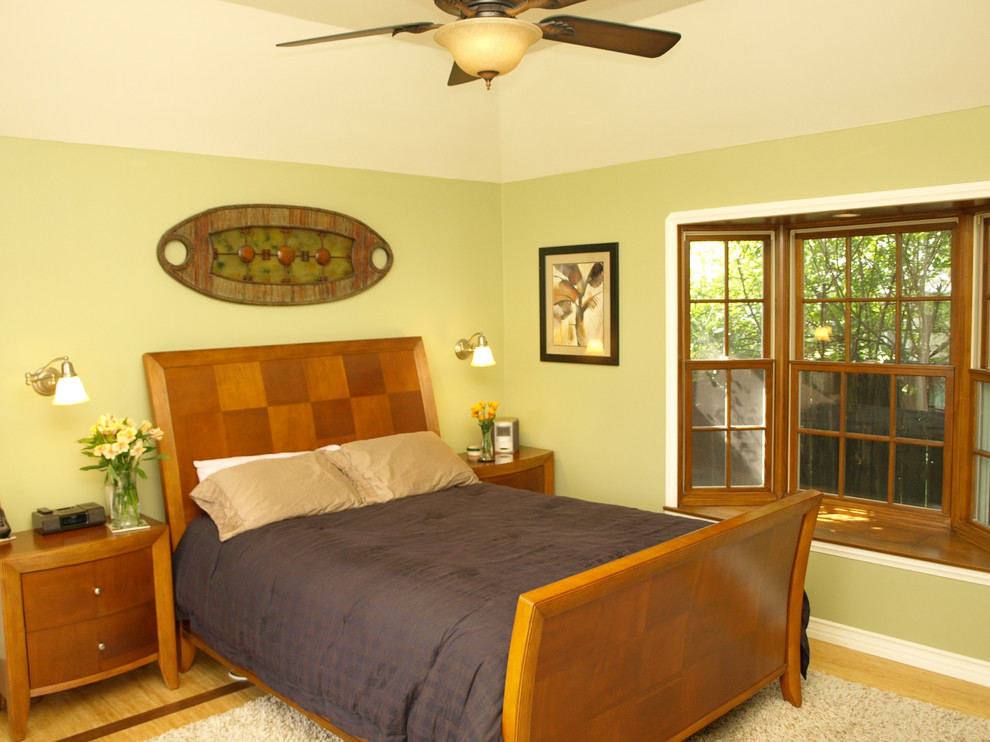 Inredning av ett klassiskt mellanstort sovrum, med gröna väggar och ljust trägolv