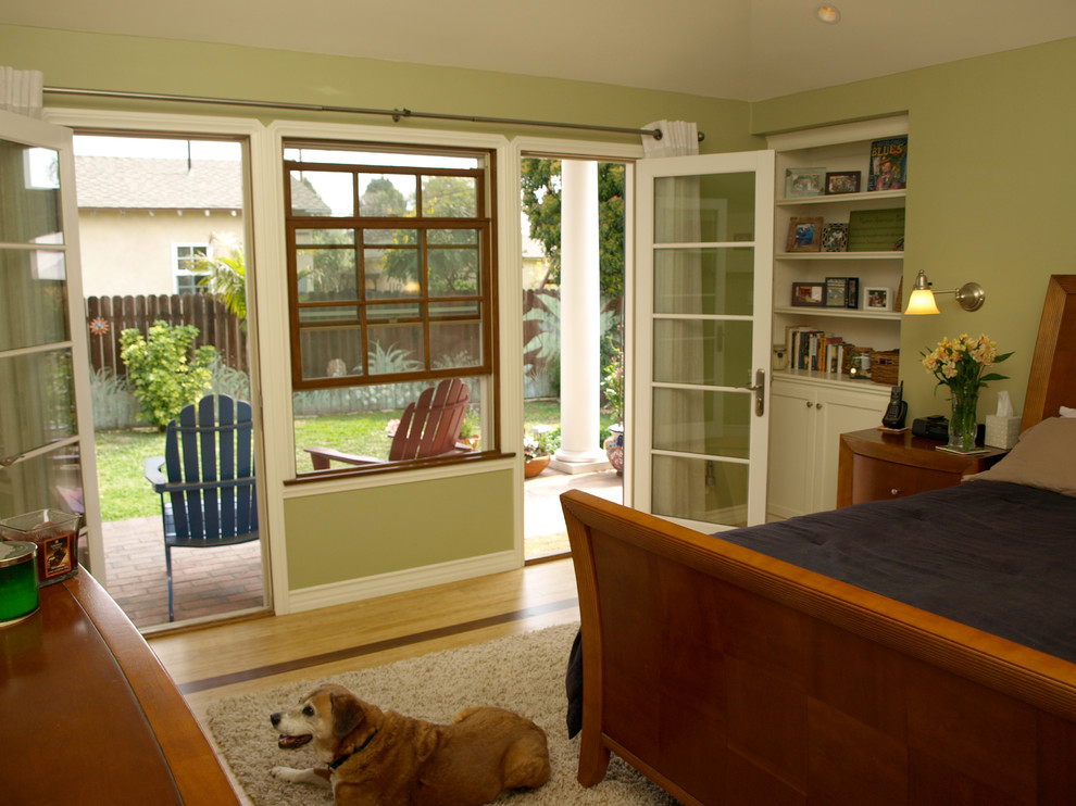 На фото: спальня среднего размера в классическом стиле с зелеными стенами и светлым паркетным полом