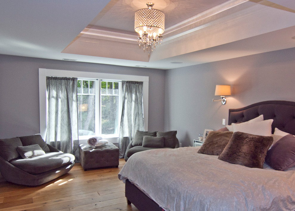 На фото: большая хозяйская спальня в классическом стиле с бежевыми стенами, светлым паркетным полом и коричневым полом без камина