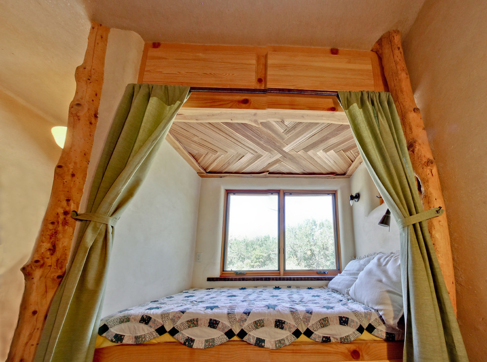 Kleines Mediterranes Hauptschlafzimmer mit brauner Wandfarbe, Backsteinboden und rotem Boden